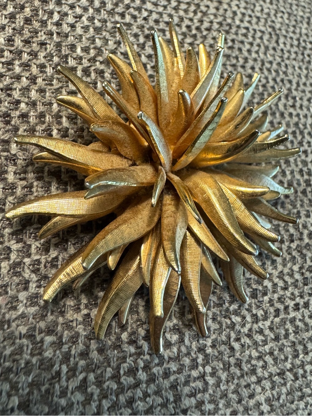 Gold-Tone Starburst Floral Brooch - Picture 4 of 14